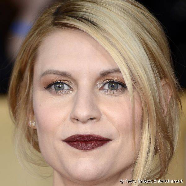 A boca escura foi combinada com olhos cintilantes na maquiagem de Claire Danes para a premiação 